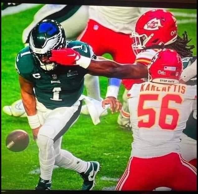 iPatrick761's tweet photo. We just going to ignore this? Not a single hit on Google for jalen hurts facemask fumble. Did no one see this ? @NFL @nflnetwork @Eagles @Chiefs @JalenHurts @_nickbolton2 https://t.co/3iCzvuH61v