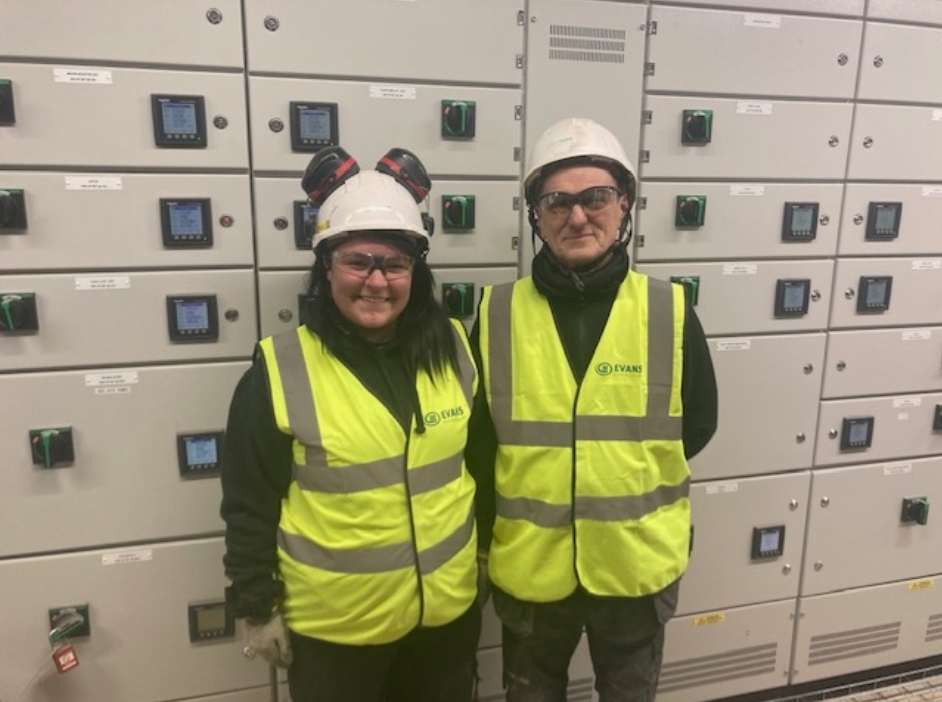 Evans_Electric_'s tweet photo. A big thanks to our partners at @isglimited for awarding the fantastic Dai Roberts and Natalie Louise green cards last month. The recognition was given for their hard work on site and helpful attitude. You are doing Evans proud guys, keep up the excellent work! 😁 https://t.co/K8Efwtx51F