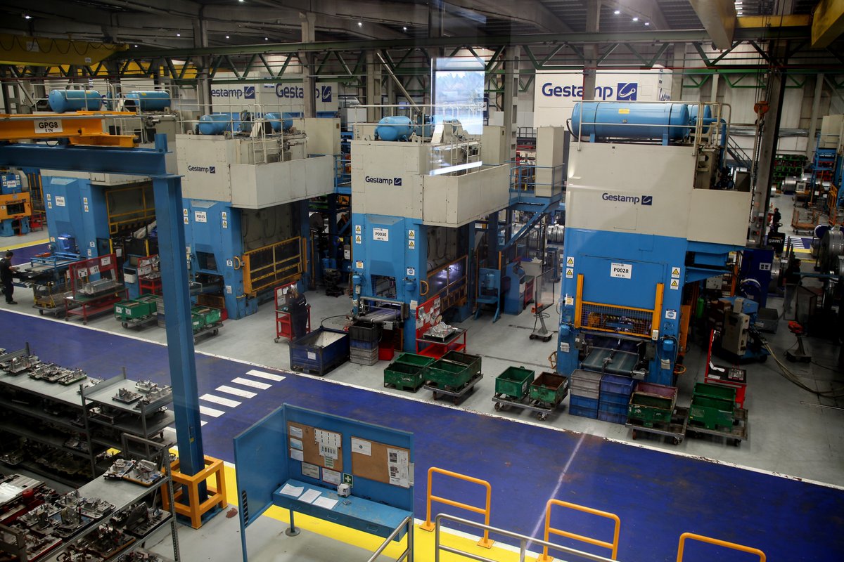 vidaeconomicapt's tweet photo. A Vida Económica esteve presente na visita de imprensa à Gestamp Cerveira, uma das fábricas mais importantes no panorama nacional e internacional no desenho, desenvolvimento e fabrico de componentes para o setor automóvel.
#jornalvidaeconomica #vidaeconomica #GestampCerveira https://t.co/ej0SXtd9gH
