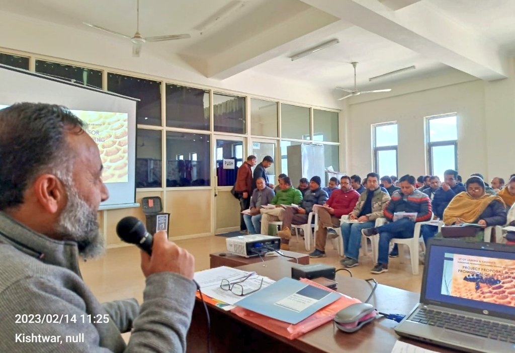 DICKishtwar's tweet photo. District level training program under Holistic Agriculture Development Plan conducted on Promotion of #beekeeping &amp; Promotion of #Oilseeds at CAO Office Kishtwar

@OfficeOfLGJandK 
@Divcomjammu 
@diprjk 
@dckishtwar 
@Devansh_IAS https://t.co/xtMn1qY8BJ