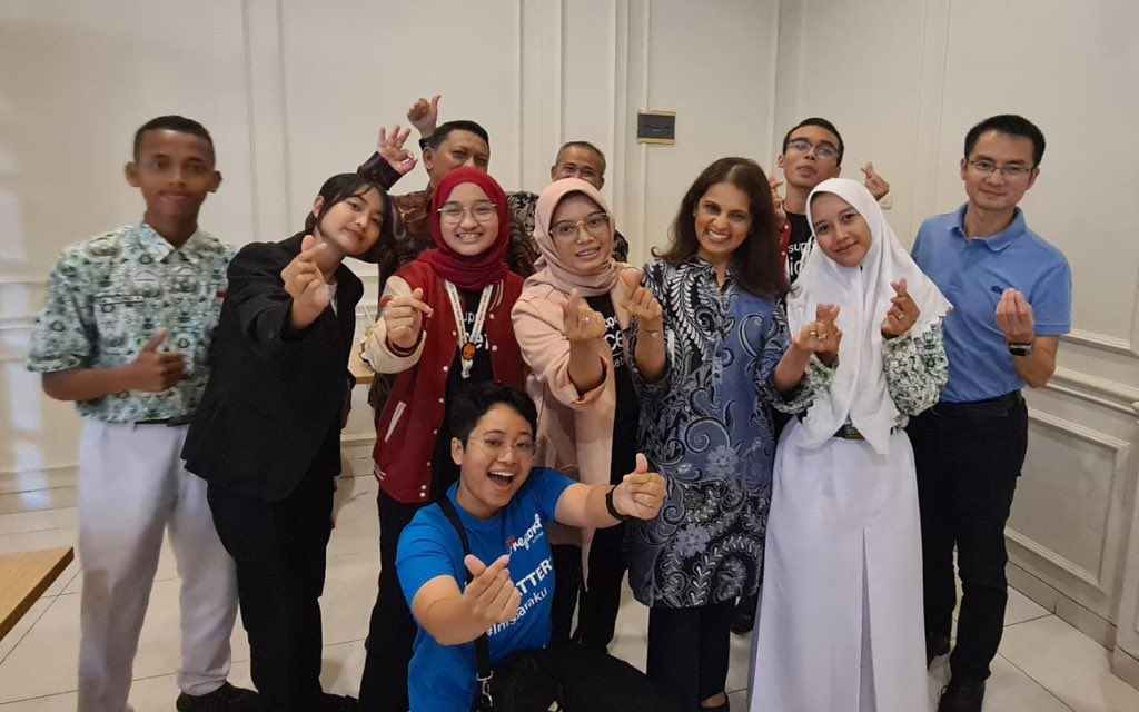 maniza_zaman's tweet photo. Surabaya visit: talent, mobilizers and more - inspiring to meet wi members of E Java Children’s Forum; Mitra Muda youth network; promoter of OKY app; winners of innovation challenge #forverychild, opportunity https://t.co/5RYBQdSy8e