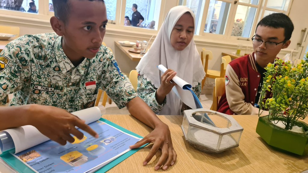 maniza_zaman's tweet photo. Surabaya visit: talent, mobilizers and more - inspiring to meet wi members of E Java Children’s Forum; Mitra Muda youth network; promoter of OKY app; winners of innovation challenge #forverychild, opportunity https://t.co/5RYBQdSy8e