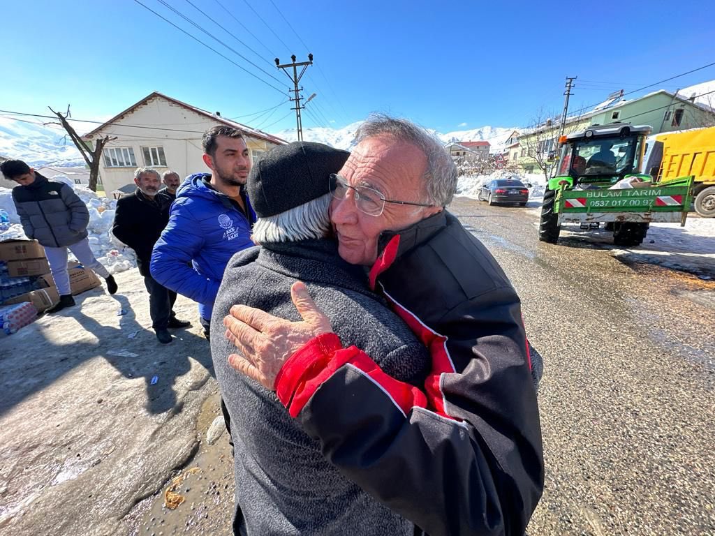 <a href="/SeyhanBelediye/">Seyhan Belediyesi</a> hiç durmadan depremzedelerin yaralarını sarıyor.
Yiyecek ve giyecek üretimi yaparak depremzedelere ulaşan Seyhan Belediyesi ayrıca arama kurtarma çalışmalarınada devam ediyor.

A.Kemal Akay ve Gökhan Üney sahada depremzedeleri ziyaret ederek sorunlarını dinliyor.