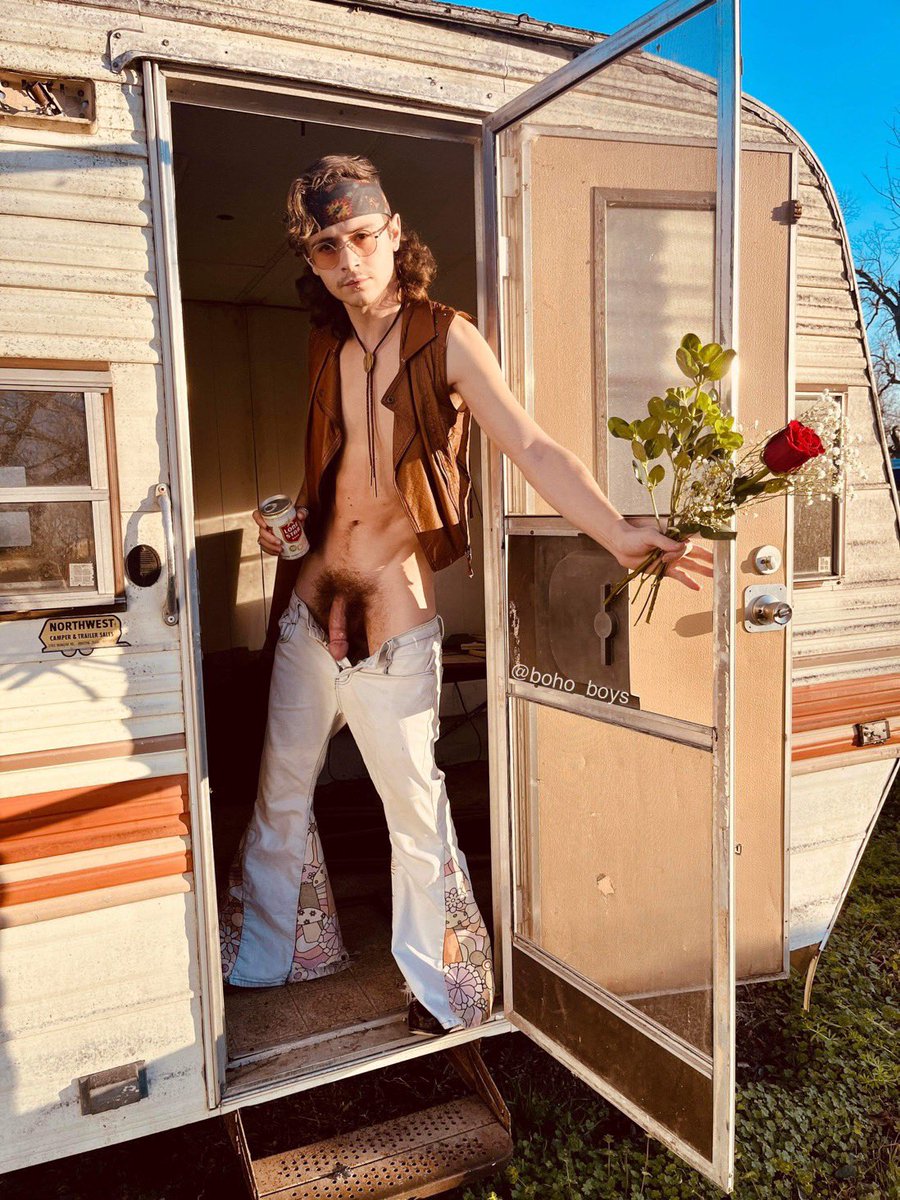 I don’t know about no fancy chocolates on Valentine’s Day, but I’ve got a waterbed in the back of this here Winnebago. 😏

#ValentinesDay2023 #14february #gay #gayart #queerart #boho #retro #public #exhibition #jock #twink #hippie #vintagegay #nude #naked #redneck #Texas #atx