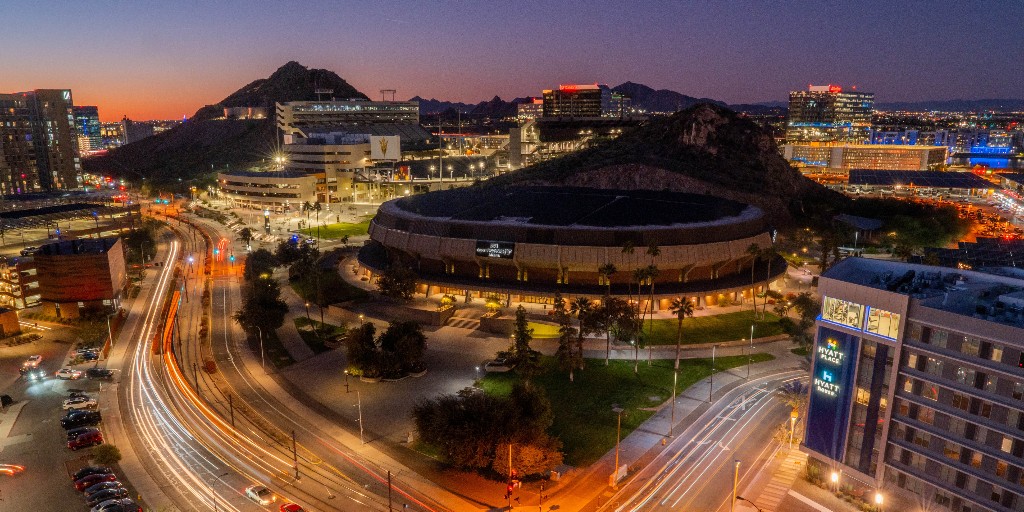 asunews's tweet photo. Happy birthday, Arizona! 🌵❤️
To celebrate its 111th anniversary of statehood, check out these 5️⃣ Arizona facts from our #ASUExpert: https://t.co/8p0Jrbnz0Q (Photos by Sam Chow/ASU) https://t.co/zEtuGddW6S