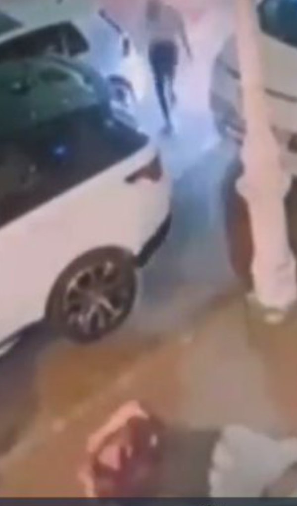 netizen357's tweet photo. #MurderWasTheCase
@SAPoliceService #RIPAKA 
#RIPakaworldwide #RIPKiernan 
Check the hair &amp; the hips of the Killer... #Male or #Female #SAPS https://t.co/lZVKWVz5qg