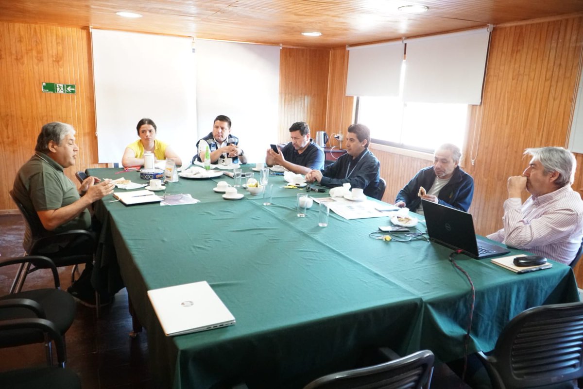 MinMujeryEG's tweet photo. 📍Talca 👉🏻 Ministra @totiorellanag y Delegado
@aqueveque_diaz se reúnen con @conaf_maule
en una nueva mesa técnica para avanzar conjuntamente en temas de prevención y coordinación en #CombateIncendios que afectan al Maule y otras regiones del país. https://t.co/DR8G7otqqE