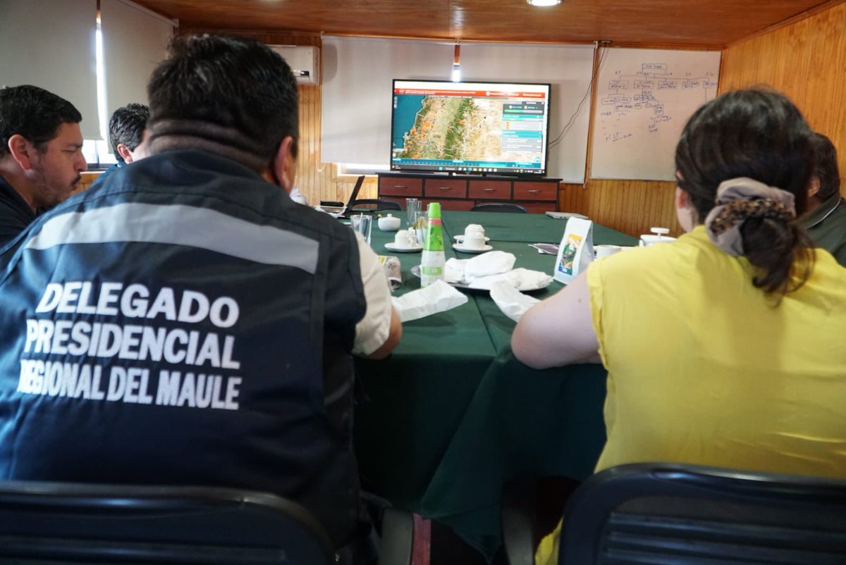 MinMujeryEG's tweet photo. 📍Talca 👉🏻 Ministra @totiorellanag y Delegado
@aqueveque_diaz se reúnen con @conaf_maule
en una nueva mesa técnica para avanzar conjuntamente en temas de prevención y coordinación en #CombateIncendios que afectan al Maule y otras regiones del país. https://t.co/DR8G7otqqE