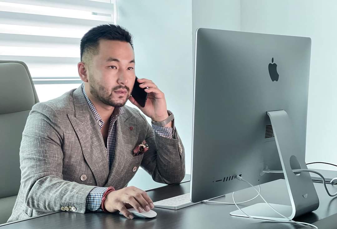 Мөнхжиндөө ч биш, койндоо ч биш, мөнгөө алдсандаа ч биш монголчууд өөрөөс нь илүү мөнгөтэй, баян, чинээлэг, авьяаслаг, хөөрхөн, сэргэлэн хэнийг ч үзэн яддаг. Баян хүнийг үзэн яддаг болохоор уйлаад лайвдахыг нь хараад бах нь ханаж хариу хохийг нь дуудаж, нийтээрээ дур тавьж бна.