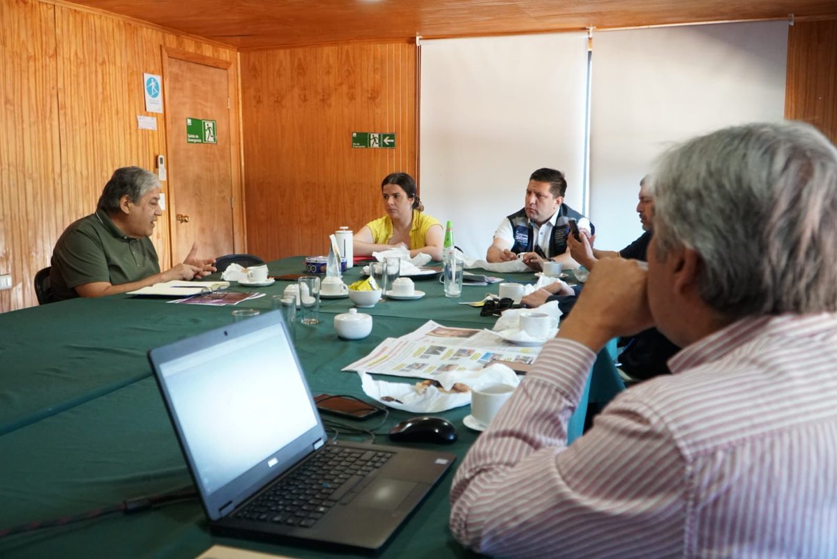 MinMujeryEG's tweet photo. 📍Talca 👉🏻 Ministra @totiorellanag y Delegado
@aqueveque_diaz se reúnen con @conaf_maule
en una nueva mesa técnica para avanzar conjuntamente en temas de prevención y coordinación en #CombateIncendios que afectan al Maule y otras regiones del país. https://t.co/DR8G7otqqE