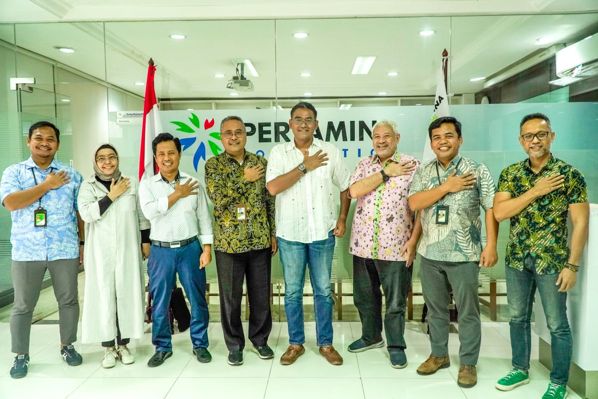 PertaminaPF's tweet photo. Pada kunjungan ini, PF dan Pak Daniel membahas seputar percepatan implementasi Enviromental, Social, and Governance (ESG) Pertamina. Dengan begitu, diharapkan kedepannya Pertamina Foundation bisa terlibat melalui Sustainability Academy. https://t.co/i8QKd8QiEX