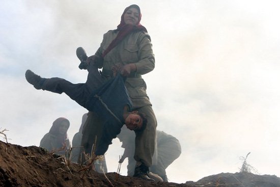 آمریکا طرحی ارائه کرده که سازمان تروریستی مجاهدین خلق رو به عنوان نماینده مردم ایران معرفی کرده، یه لیستی از جنایت های مجاهدین درست کردم به گوش آمریکا برسونید هرچند که همین عکس کافیه برای تروریستی بودن مجاهدین...
#مهسا_امینی
1/2