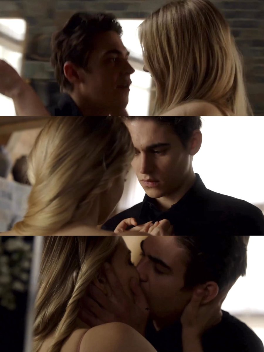 maxtonrivalry's tweet photo. MY HOTTEST COUPLE https://t.co/bfRnkz3bOv
