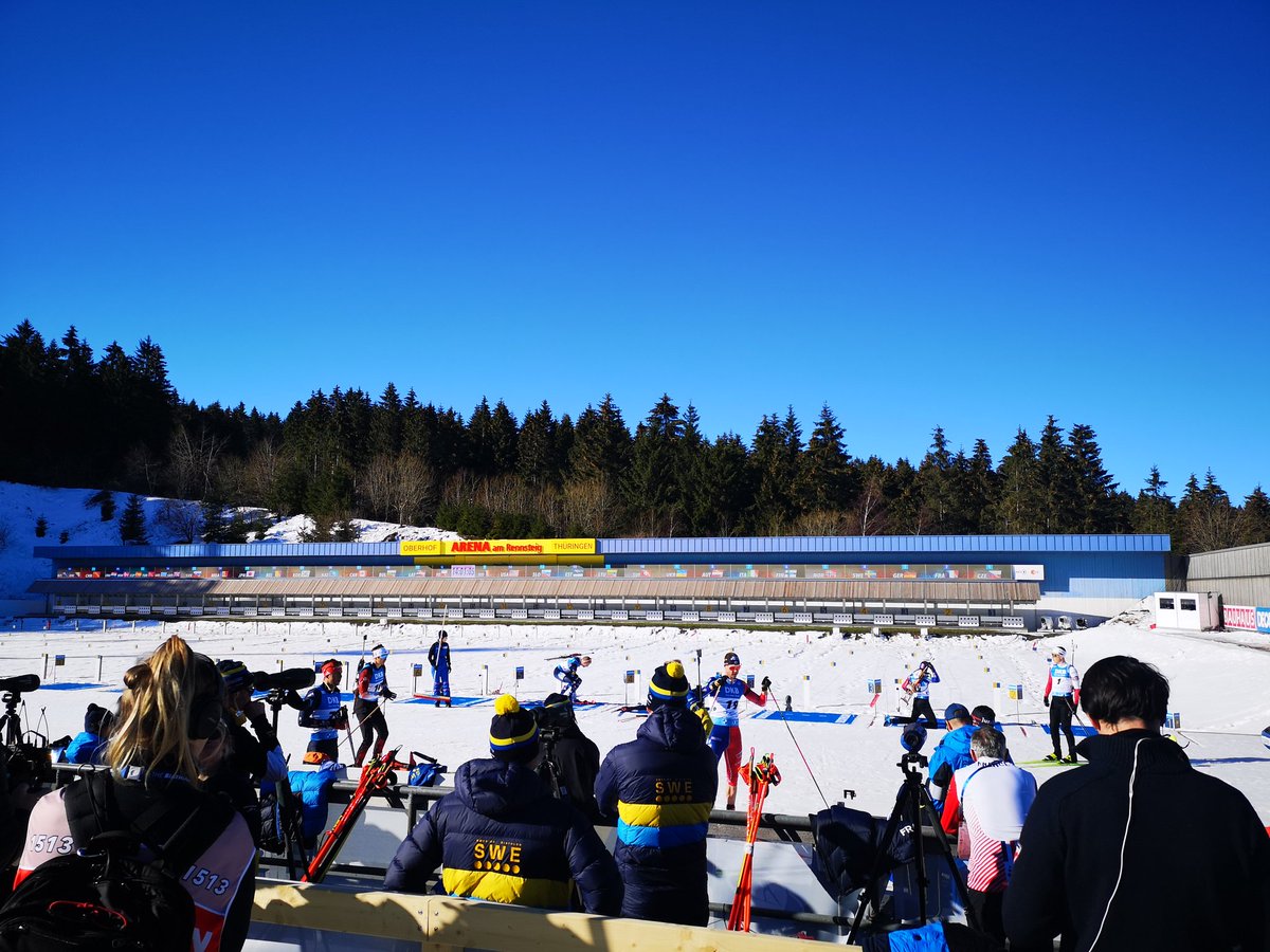 Ma_Krummel's tweet photo. Das Anschießen für den Einzel der Männer läuft: Bei Temperaturen von fast 15 Grad in der Sonne werden die 20 Kilometer zur winterlichen Hitzeschlacht. Der bislang beste Deutsche Johannes Kühn fehlt mit gesundheitlichen Problemen. @SID_Sportnews https://t.co/AB3W9MDykc