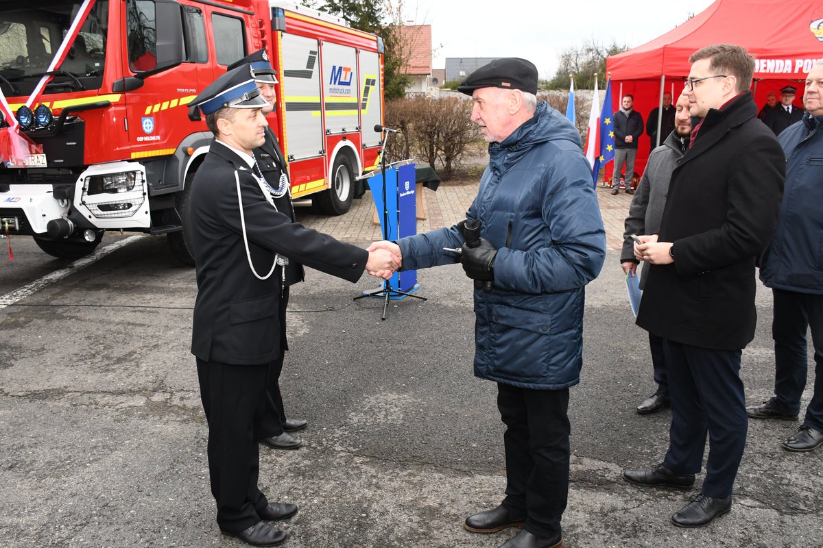 KWPSPOlsztyn's tweet photo. W Zalewie i Miłomłynie odbyły się uroczyste zbiórki z okazji przekazania pojazdów pożarniczym miejscowym jednostkom OSP. Czytaj dalej: https://t.co/FtRA2BDeXn https://t.co/cYTrwORIeX