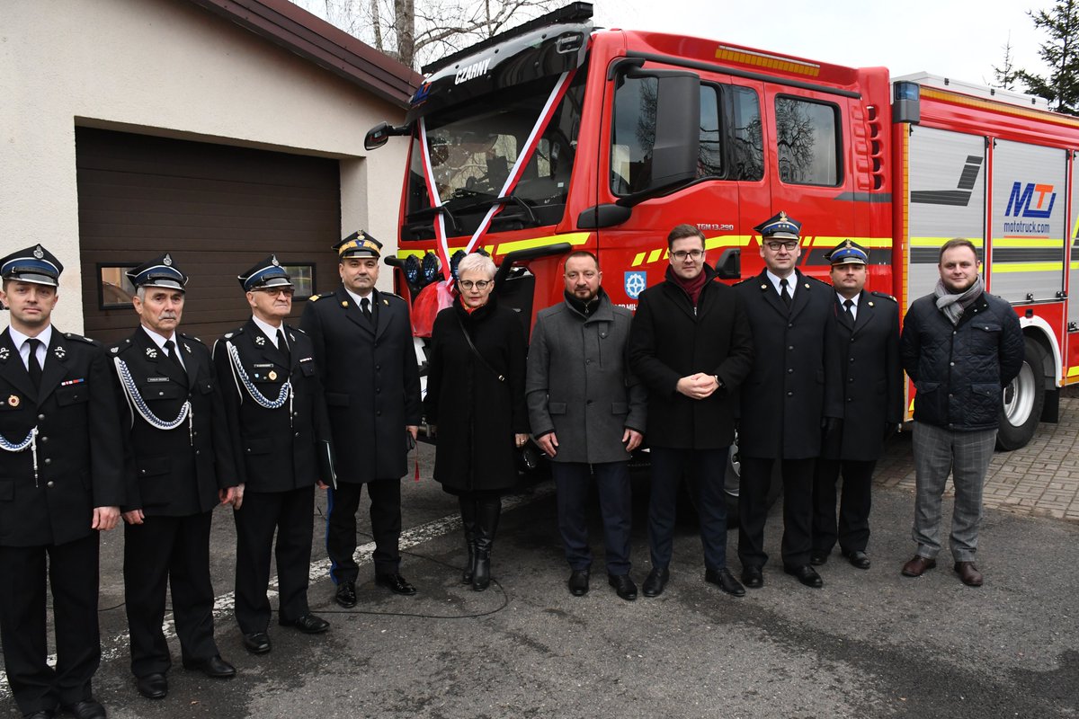 KWPSPOlsztyn's tweet photo. W Zalewie i Miłomłynie odbyły się uroczyste zbiórki z okazji przekazania pojazdów pożarniczym miejscowym jednostkom OSP. Czytaj dalej: https://t.co/FtRA2BDeXn https://t.co/cYTrwORIeX