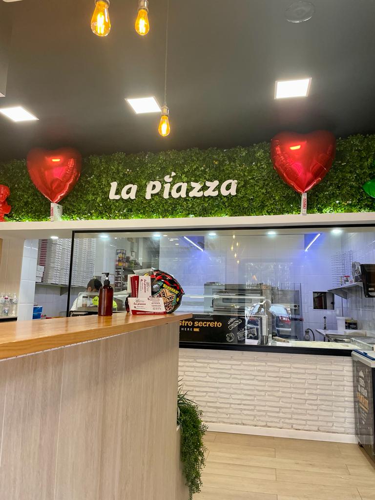 lapiazzaEs's tweet photo. Hoy queremos repartir mucho amor así que hoy más que nunca, todos nuestros platos van llenos de mucho amor para todxs. ❤️ Además por cada pedido un regalito muy dulce! 💌 https://t.co/RBB7k0q6up