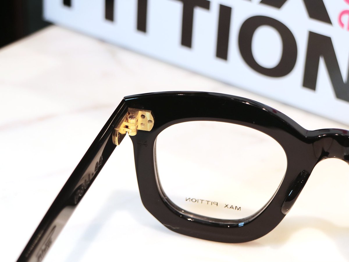 BEAUXYEUX_AZABU's tweet photo. 【話題の復活ブランド】
brand: MAX PITTION
(マックスピティオン)
mod: POLI
知る人ぞ知るフレンチクラシックのマスターピースブランドが復活デビュー。
時代を超越したジェンダーレスなフレームとして、復活した看板モデル。
42 , 44 , 46 の3サイズ展開。
#maxpittion
#ボズュー麻布 https://t.co/ocM9lHaHRG