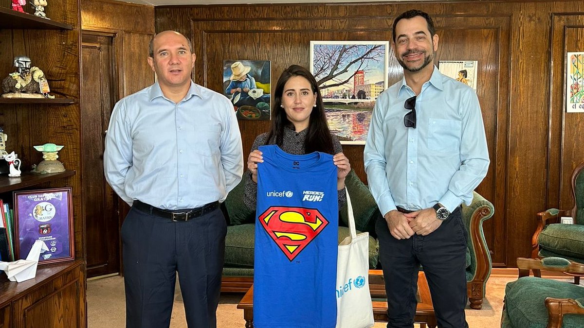 UnicefChile's tweet photo. Estuvimos con la alcaldesa @MacaRipa a quien agradecemos por recibir nuestra invitación para la segunda edición de la corrida UNICEF #HeroesRun! que se realizará en #VinaDelMar el 25 de febrero. Los fondos serán destinados para apoyar a niños y niñas afectados por incendios. https://t.co/3UfrQq93Ys