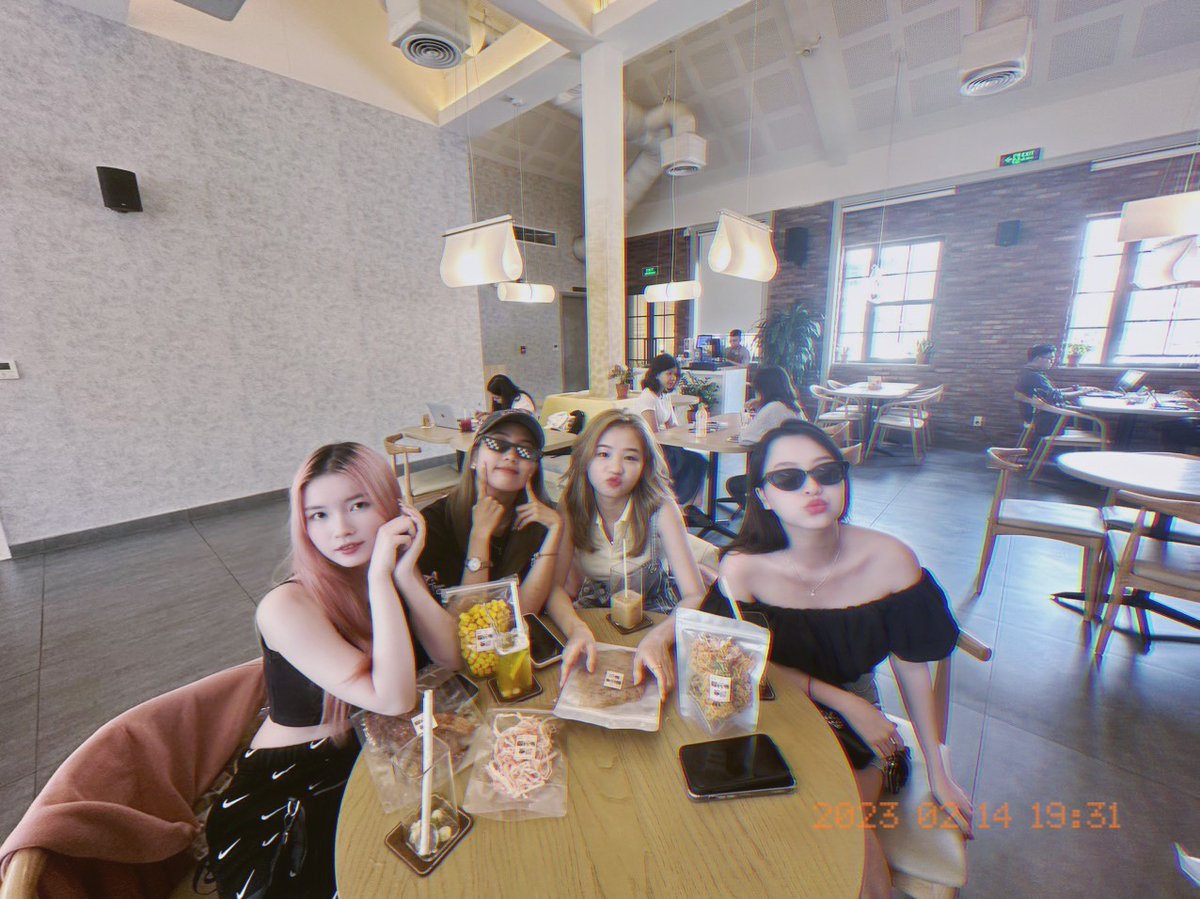 LuvLikeOfficial's tweet photo. Người ta đi chơi Valentine cùng nhau
Chị em tui đi họp cùng nhau 😂
#LuvLike #TrungDuong #Anna #NiNi #ThuNga https://t.co/PEHLfNco7c