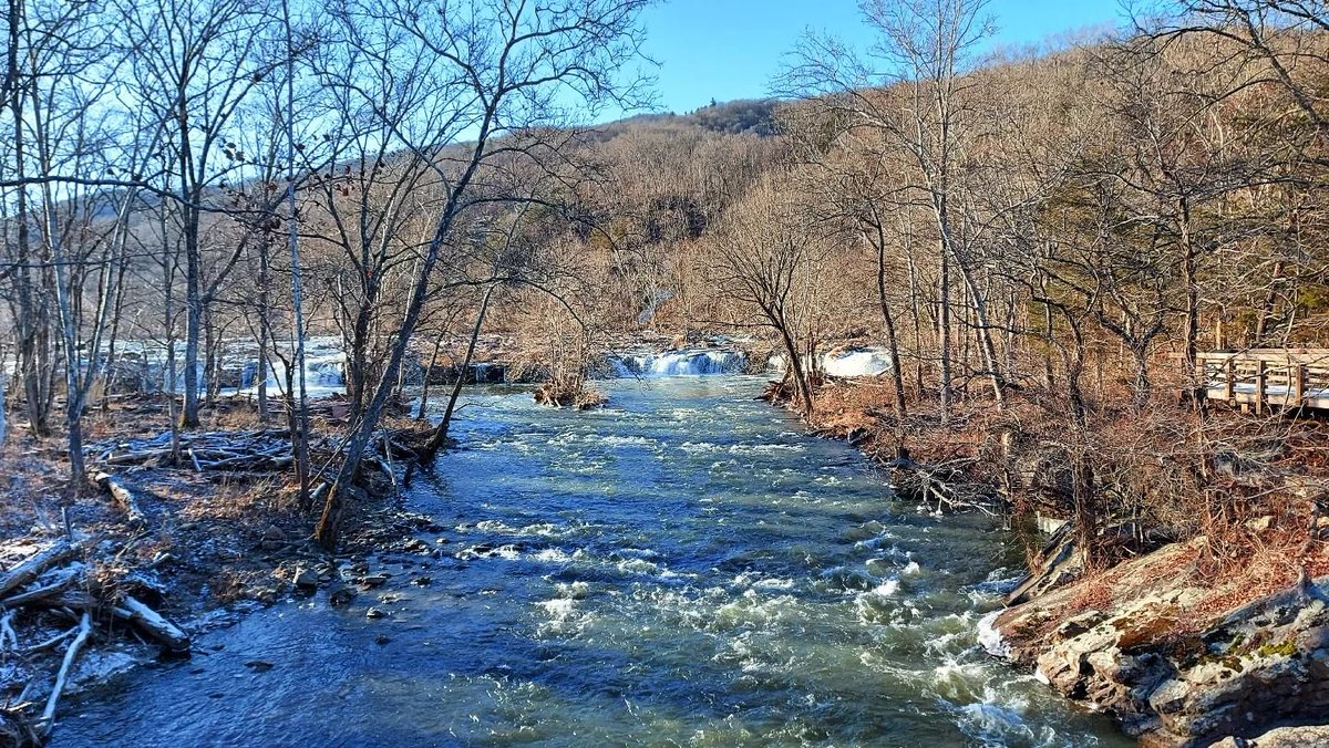 BleuBeib's tweet photo. 📍Sandstone Falls Boardwalk, West Virginia 🇺🇸
.
.
.
.
#sandstonefalls #westvirginia #waterfalls  #winter #nature #naturelovers #beautifulviews #outdoors #hiking  #travelling #traveler #traveling #beautifuldestination #travelblogger https://t.co/9HAS5PmdVv