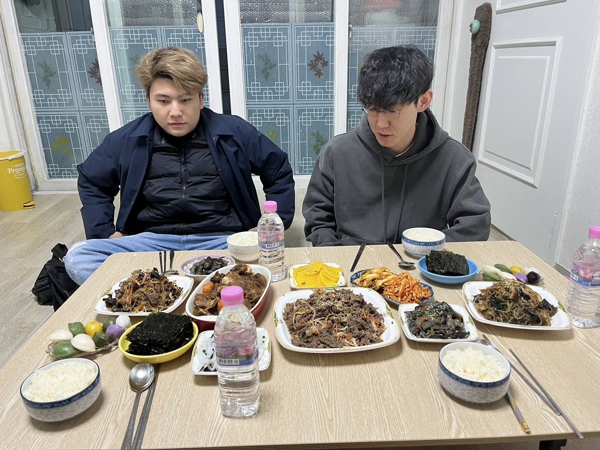 Jeondding_tk's tweet photo. I asked my mother to make Korean food. Welcome to Korea.

@tk_anakin 
@booknopparut 
@TKJDCR https://t.co/dkCunqfaQz