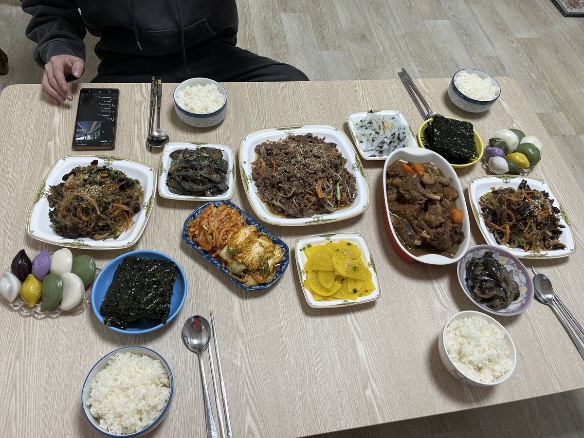 Jeondding_tk's tweet photo. I asked my mother to make Korean food. Welcome to Korea.

@tk_anakin 
@booknopparut 
@TKJDCR https://t.co/dkCunqfaQz