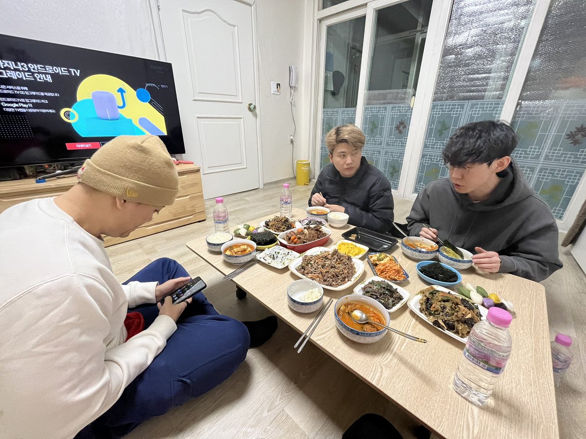 Jeondding_tk's tweet photo. I asked my mother to make Korean food. Welcome to Korea.

@tk_anakin 
@booknopparut 
@TKJDCR https://t.co/dkCunqfaQz