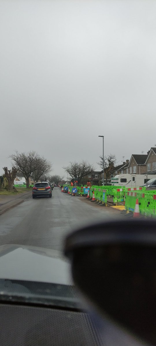 webflue's tweet photo. @CityFibre  This is your roadworks. Single lane, no traffic control and no lighting. Cars having to drive on the path to get past. Stoneygate Drive, Hinckley. https://t.co/u0lPqDXQIY