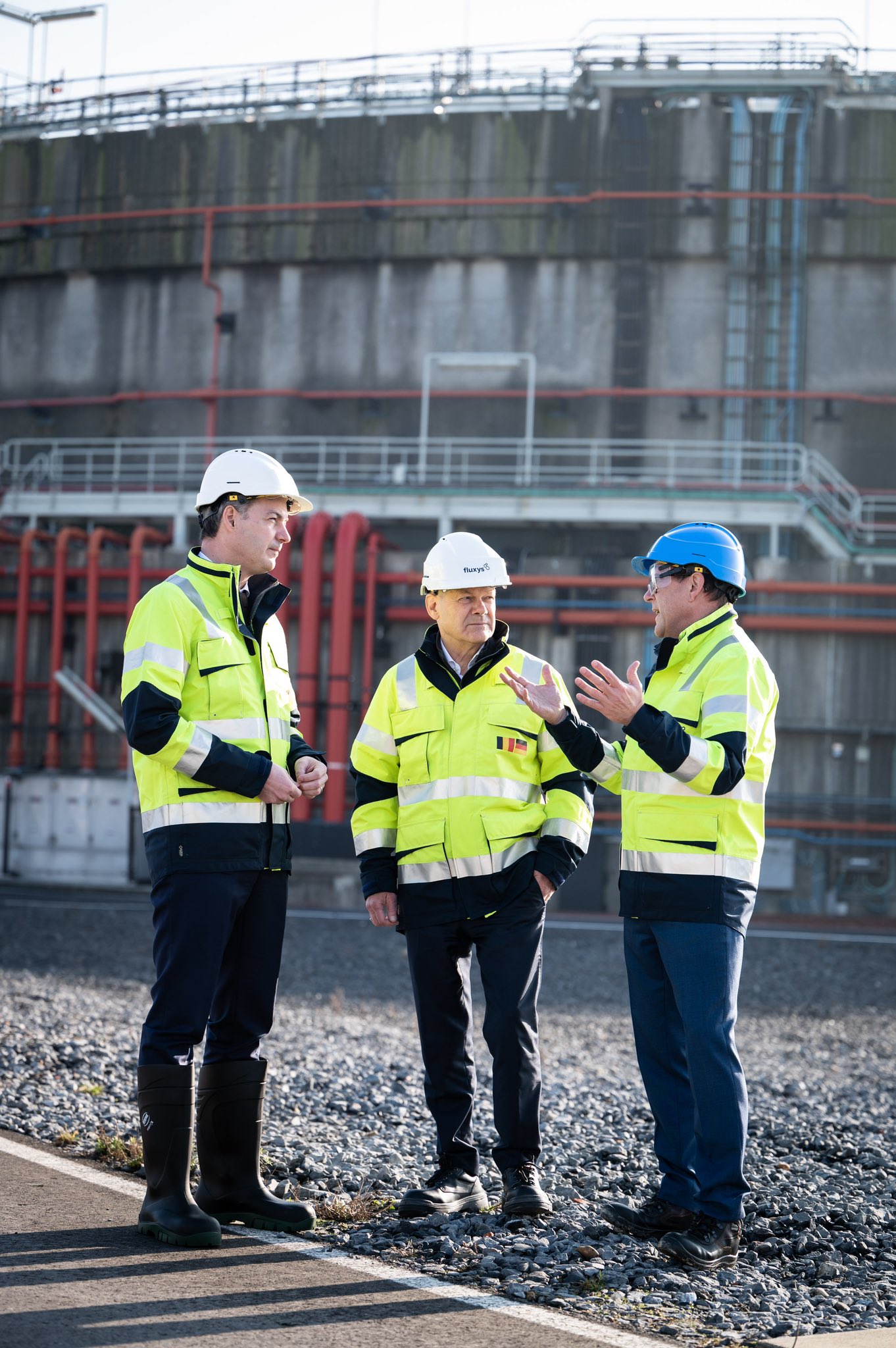 Bundeskanzler Scholz und der belgische Premierminister De Croo im Gespräch bei einem Besuch des LNG-Terminals in Zeebrugge.