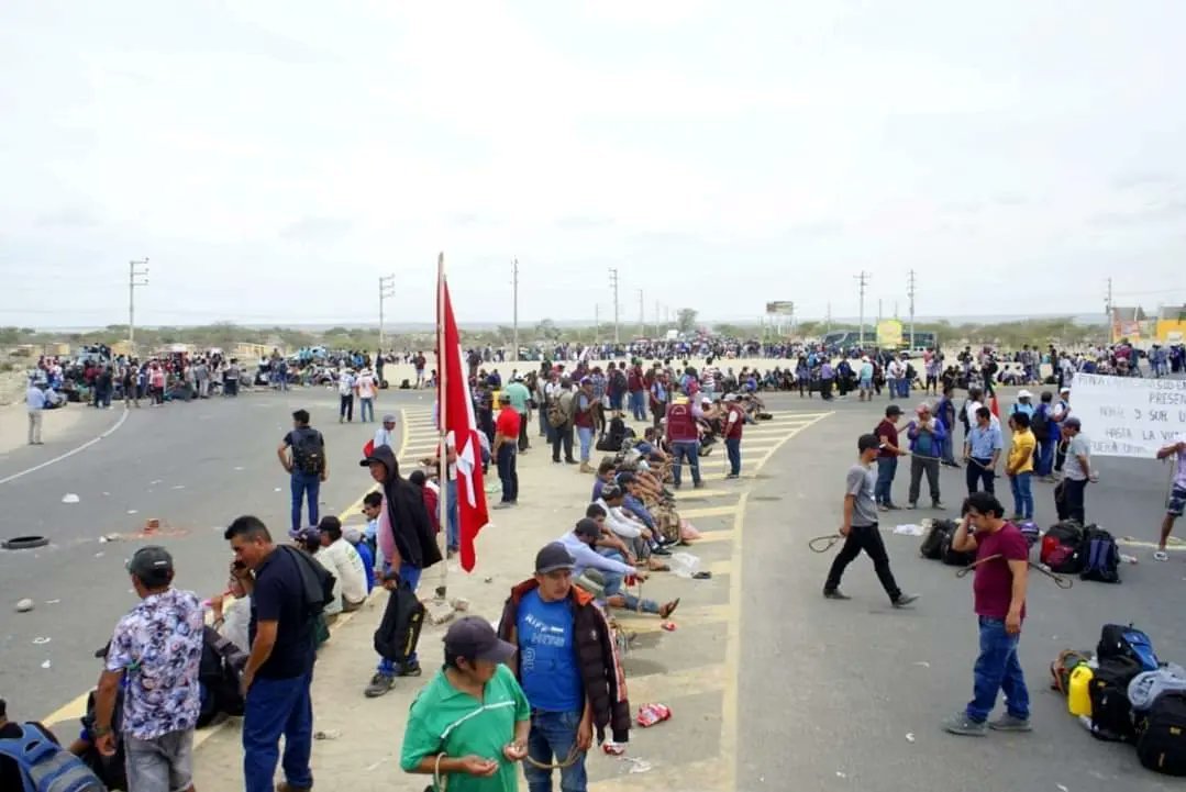 DanielUrresti1's tweet photo. Dicen que todo está bajo control. FALSO. 
Más peruanos se suman a las protestas contra Dina Boluarte. 
Por primera vez bloquearon la vía Piura-Chulucanas unos 1,500 ronderos de Ayabaca, Morropón y mi querida Huancabamba, la linda tierra que me vio nacer. https://t.co/u8BQdB0xIC