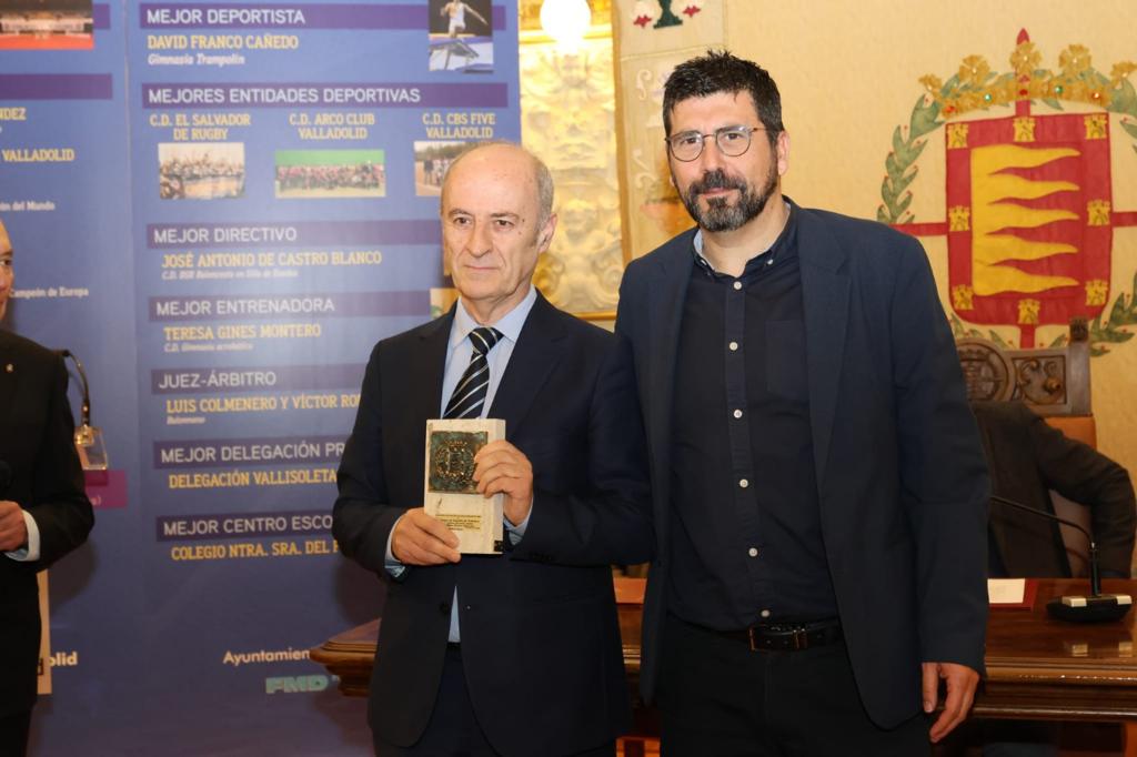 CopaEspanaVB's tweet image. 👏🏽🤩 La COPA DE ESPAÑA 👉🏽 mejor evento deportivo de VALLADOLID 2022 🎉

🔝 El @AyuntamientoVLL entregó este lunes a la #CopaEspanaVB en categorías CADETE, JUVENIL y JÚNIOR el 🏆 Premio Valladolid Ciudad Deportiva 2022 en su categoría MEJOR EVENTO 🌟