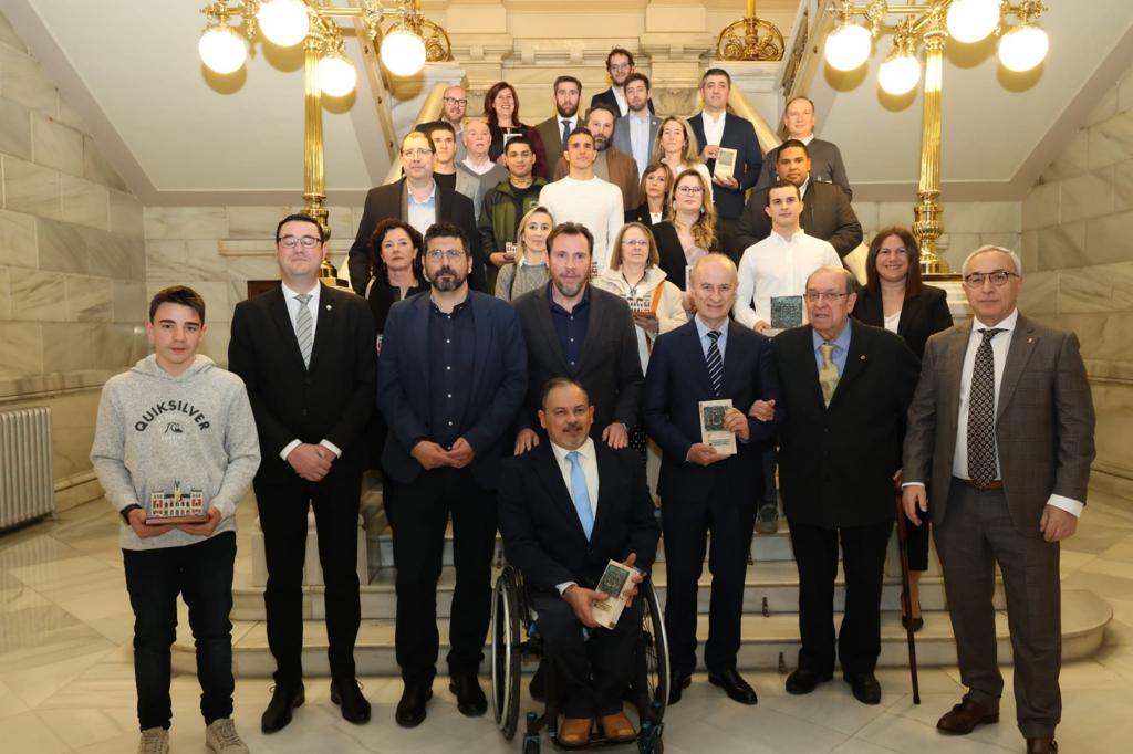 CopaEspanaVB's tweet image. 👏🏽🤩 La COPA DE ESPAÑA 👉🏽 mejor evento deportivo de VALLADOLID 2022 🎉

🔝 El @AyuntamientoVLL entregó este lunes a la #CopaEspanaVB en categorías CADETE, JUVENIL y JÚNIOR el 🏆 Premio Valladolid Ciudad Deportiva 2022 en su categoría MEJOR EVENTO 🌟
