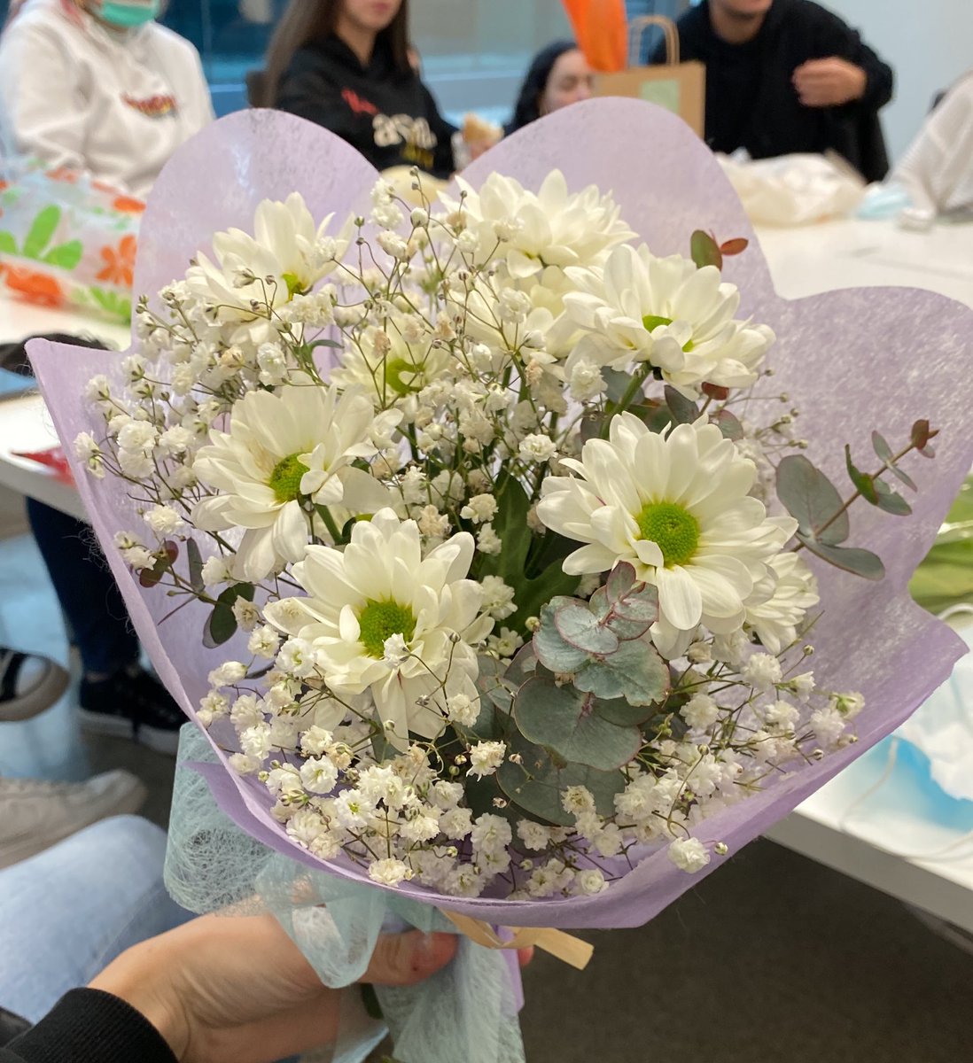 andreasahuq's tweet photo. me han regalado unas flores chulisimas 🥹 https://t.co/dYGyHa8fF8
