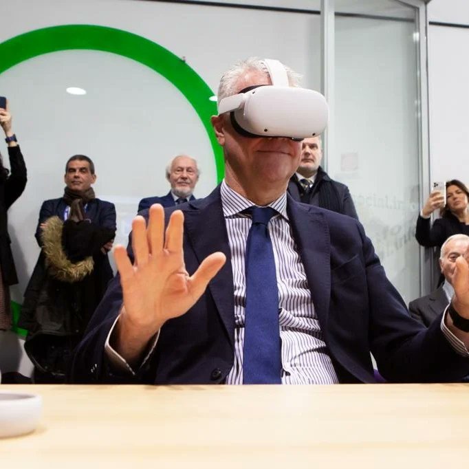 Paolo_Zangrillo's tweet photo. Dalle difficoltà nascono spesso grandi opportunità. Ed è quello che è accaduto in pandemia con la trasformazione digitale. Abbiamo spinto l'acceleratore sull'#innovazione, toccando con mano le grandi potenzialità che offre. 
#DialoghiSulDigitale #BinarioF #PASocial https://t.co/RrEJYZWQEC