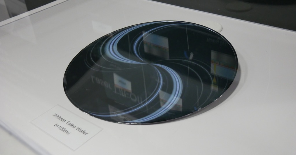 TechTechPotato's tweet photo. It's valentines day, so treat your significant other to a SAPPHIRE wafer! This thing looks amazing #semiconwest2022 #chip #wafer #silicon #morethanmoore https://t.co/U7OzzHIOSU https://t.co/YPhg0gghuH