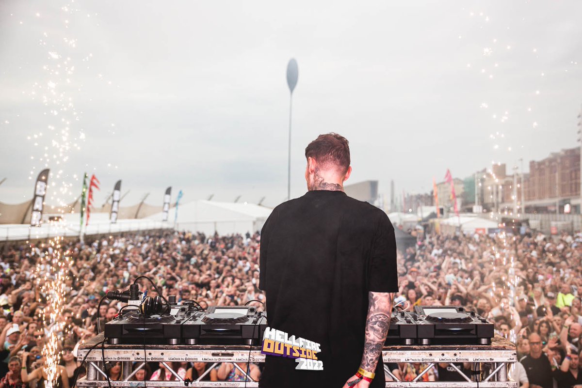 HardGenMusic's tweet photo. Bringing the Energy to Hellfire Outside we had @bennicky 🔥

He's back for our next event Hellfire x Hard Generation at @O2VicWarehouse  

Tickets are selling extremely fast, get yours at https://t.co/XC6arraavZ 🎟️ https://t.co/xEHZJql86L