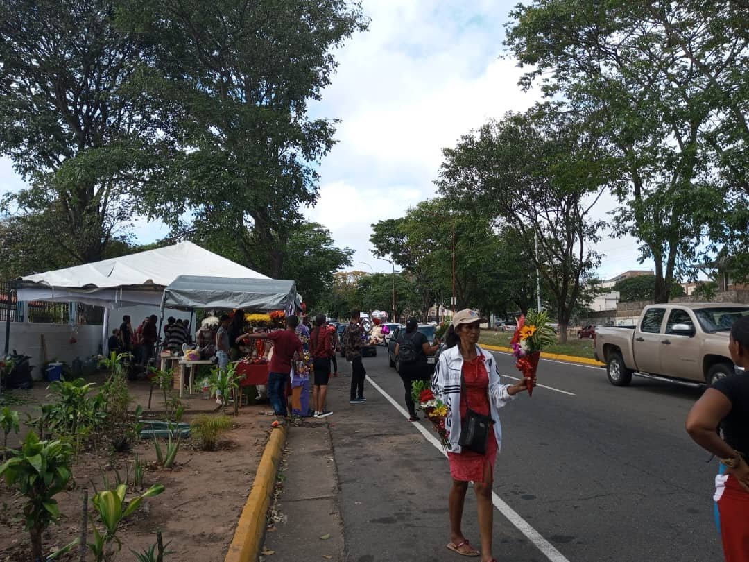 CorreodelCaroni's tweet photo. #14feb #ReporteCDC | Desde las 7:00 pm de ayer los vendedores de flores y arreglos están presentes en la avenida Las Américas.
Los precios de los ramos de flores, cajas de bombones y peluches, oscilan entre los 10 y 30 dólares. https://t.co/LnowXau9Im