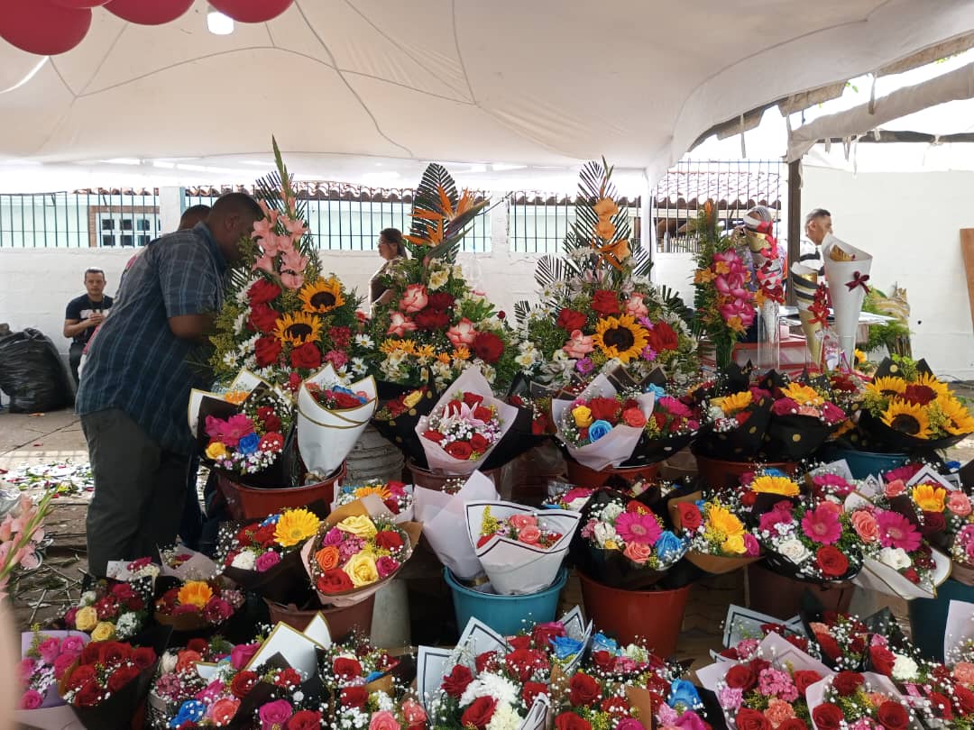 CorreodelCaroni's tweet photo. #14feb #ReporteCDC | Desde las 7:00 pm de ayer los vendedores de flores y arreglos están presentes en la avenida Las Américas.
Los precios de los ramos de flores, cajas de bombones y peluches, oscilan entre los 10 y 30 dólares. https://t.co/LnowXau9Im
