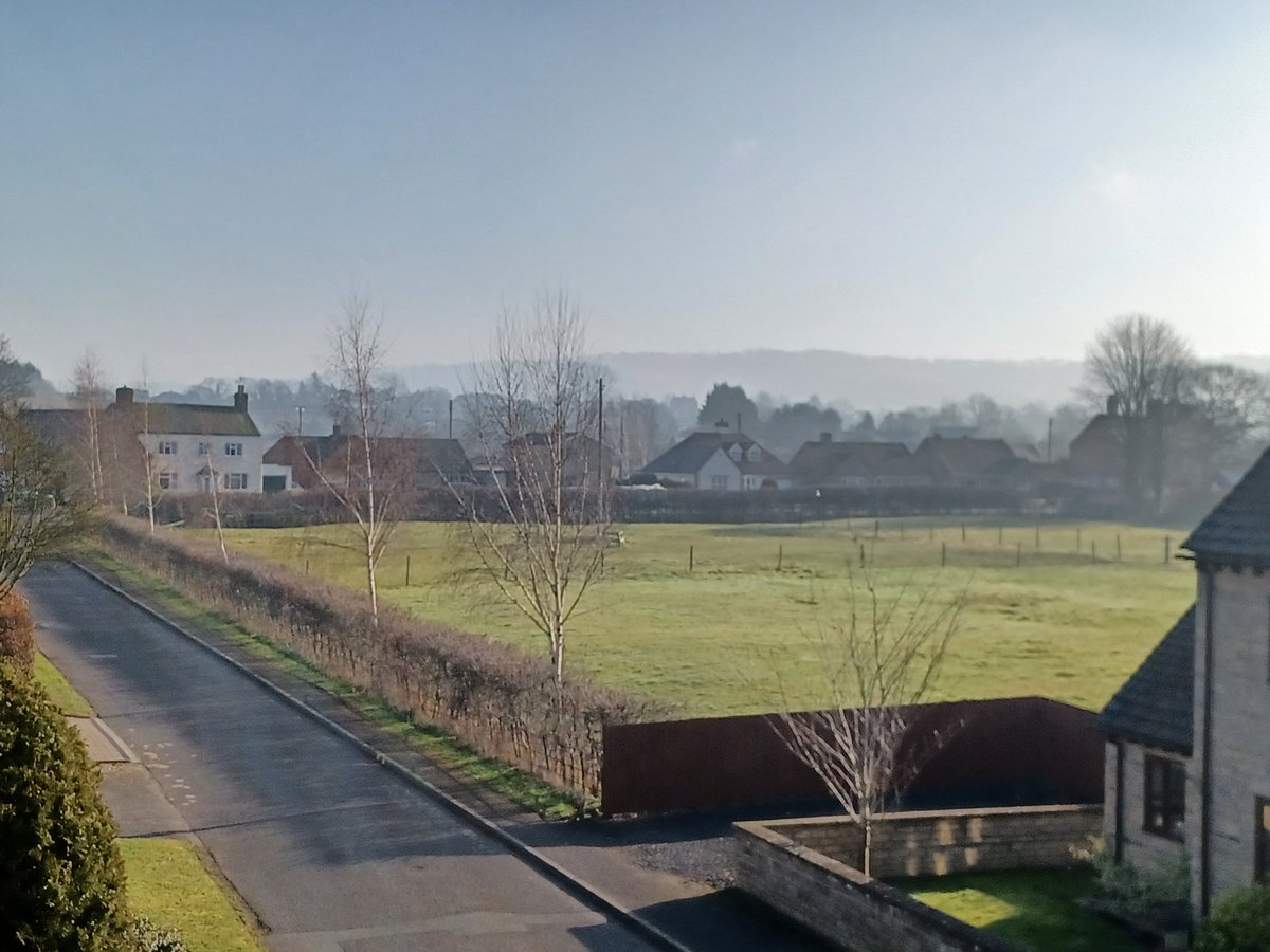 eveshambatcare's tweet photo. Not a bad office view for the week. Flipping cold and dirty though! #VitaminD #VitaminBlueSkies #BatWork #RoofStrip https://t.co/nksLp9zImR