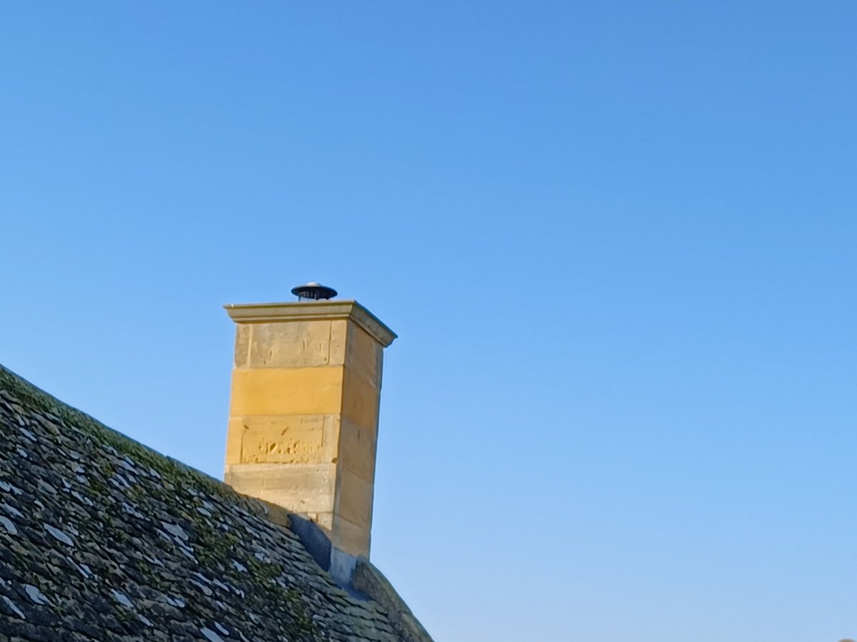 eveshambatcare's tweet photo. Not a bad office view for the week. Flipping cold and dirty though! #VitaminD #VitaminBlueSkies #BatWork #RoofStrip https://t.co/nksLp9zImR