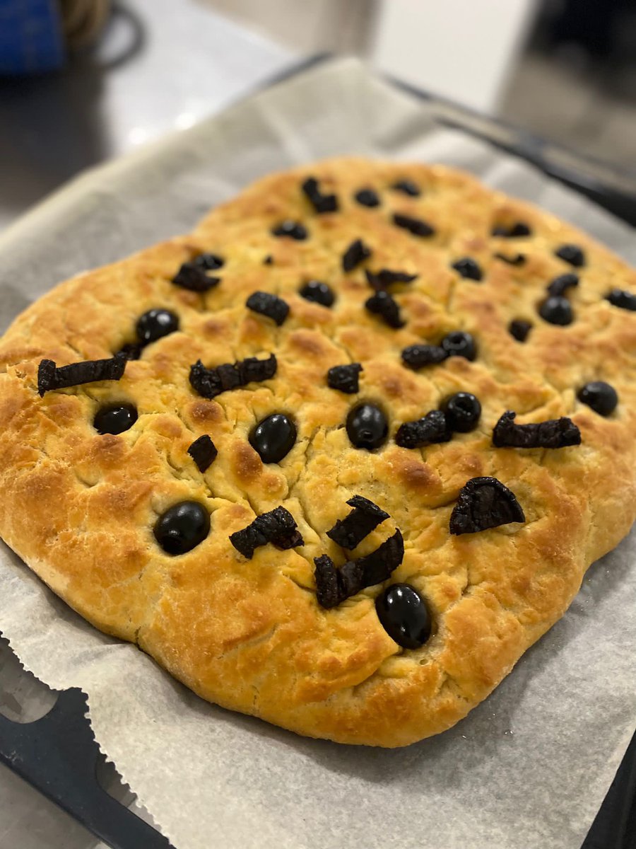 guillee_gil's tweet photo. Mix de las pizzas y focaccias que hemos hecho en clase @institutoMEDAC.
¡QUÉ RICO DE VERDAD!😋🍕 https://t.co/aFsvZ5k1ze