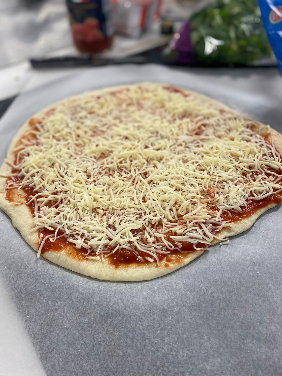 guillee_gil's tweet photo. Mix de las pizzas y focaccias que hemos hecho en clase @institutoMEDAC.
¡QUÉ RICO DE VERDAD!😋🍕 https://t.co/aFsvZ5k1ze