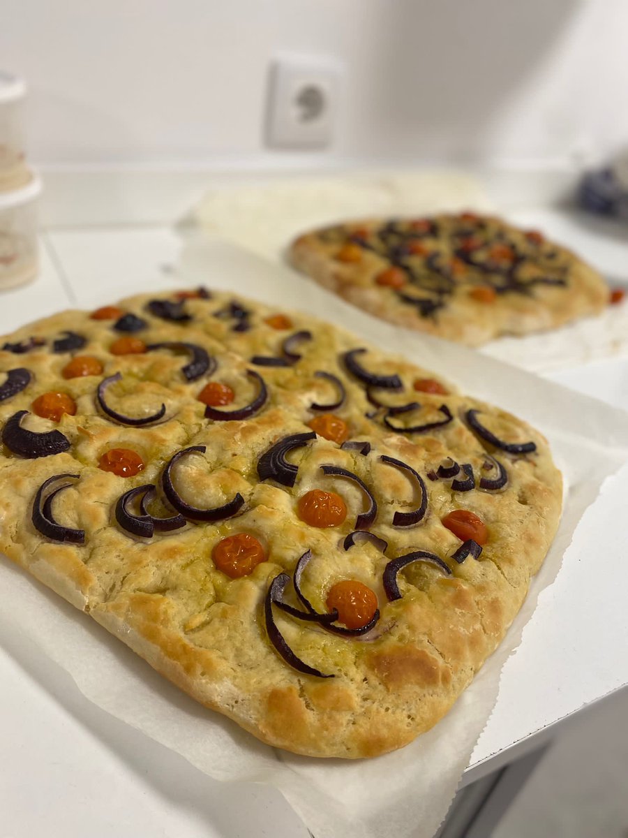 guillee_gil's tweet photo. Mix de las pizzas y focaccias que hemos hecho en clase @institutoMEDAC.
¡QUÉ RICO DE VERDAD!😋🍕 https://t.co/aFsvZ5k1ze
