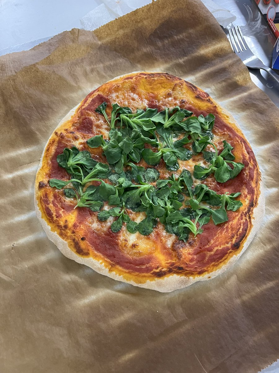 guillee_gil's tweet photo. Mix de las pizzas y focaccias que hemos hecho en clase @institutoMEDAC.
¡QUÉ RICO DE VERDAD!😋🍕 https://t.co/aFsvZ5k1ze