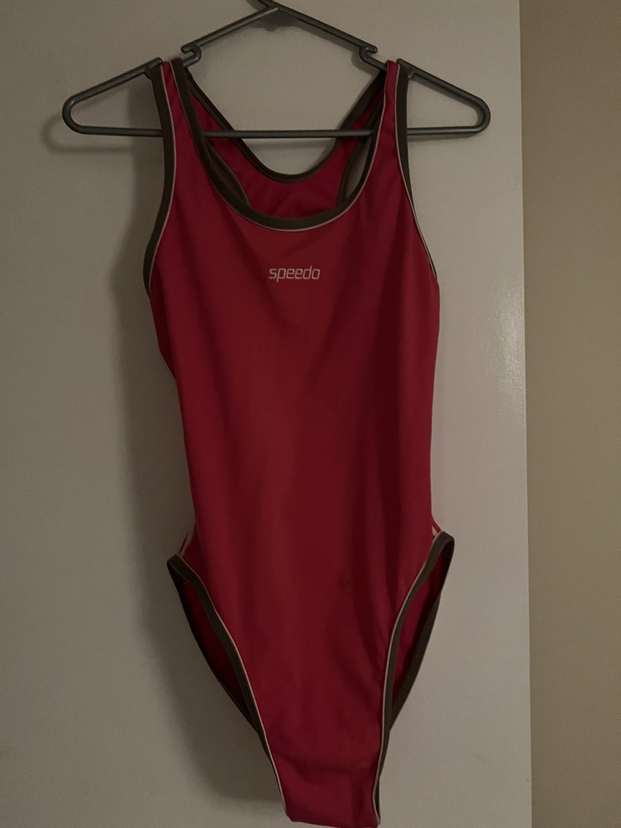 kellyoversby's tweet photo. @speedo I remember purchasing this suit back almost 20 years ago. It’s still going strong. Now my daughter wears it. #madetolast https://t.co/qpsEq4AYng