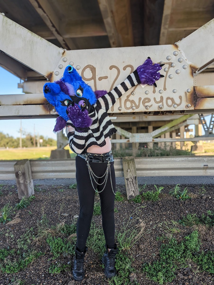 Happy Valentine's day to all you lovers and singles out there! Hope you all have an amazing Love Day!! Sending lots of love!!! 💜💜💜💜💜