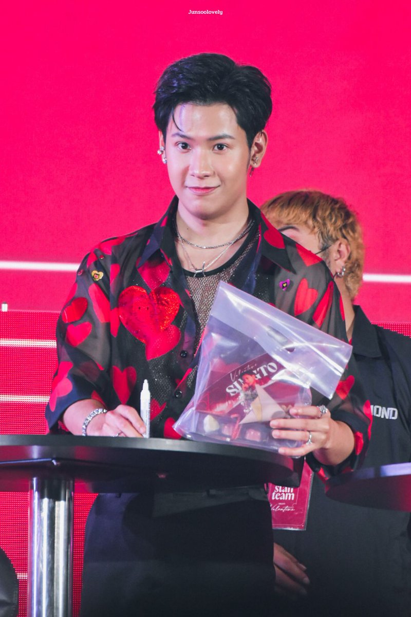 JSLiL_G's tweet photo. งี๊ดดด ตาแป๋วแหววแต่ใส่เสื้อหลายใจ 🥺

#SingtoPrachaya​
#ValentineWithSingto https://t.co/UfiWCD1LfQ