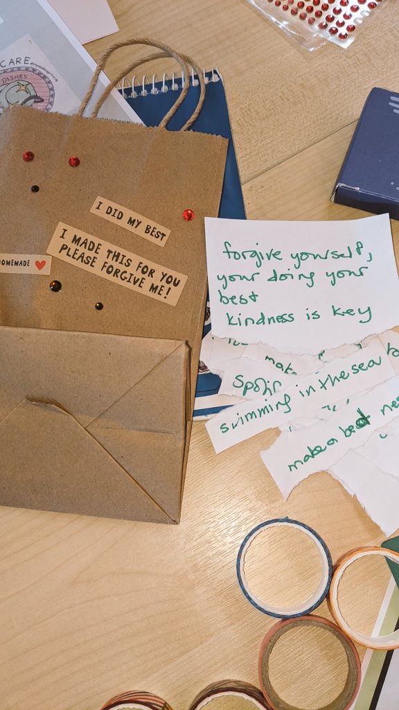 DeniseBarker_OT's tweet photo. #recoverythroughactivity Self-care group focussed on the importance of the small acts of self care and looking after ourselves. We decorated bags to take away and patients placed personal goals and quotes in them to refer to. @MOHOspark @makedaisychains 
@CSpft @MillView_OTteam https://t.co/SfAlBTqHen