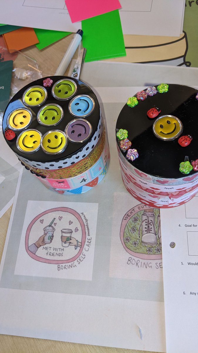 DeniseBarker_OT's tweet photo. #recoverythroughactivity Self-care group focussed on the importance of the small acts of self care and looking after ourselves. We decorated bags to take away and patients placed personal goals and quotes in them to refer to. @MOHOspark @makedaisychains 
@CSpft @MillView_OTteam https://t.co/SfAlBTqHen